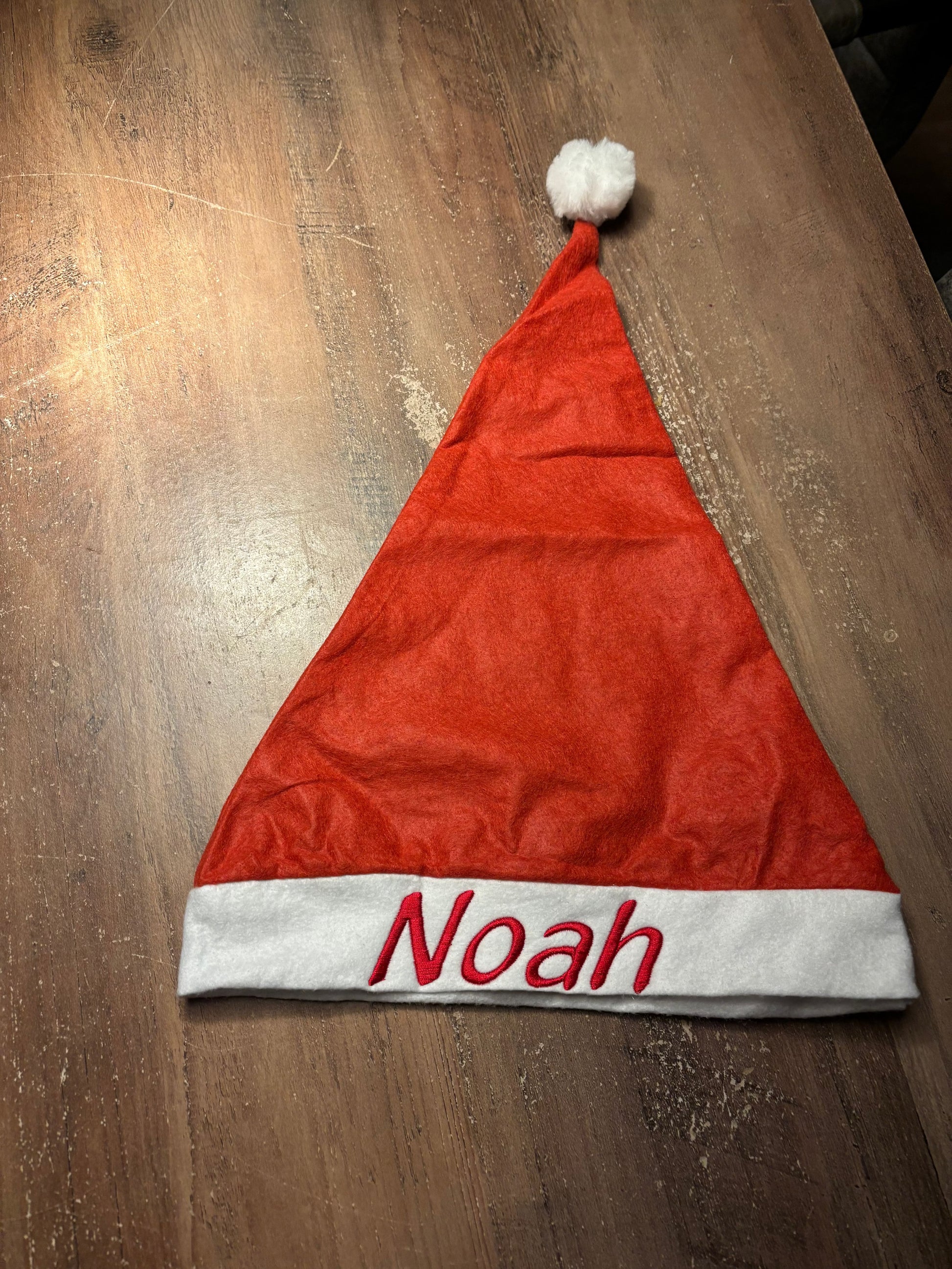Kerstmuts op Maat – Personaliseer met geborduurde Naam of Tekst ByMVcrafts