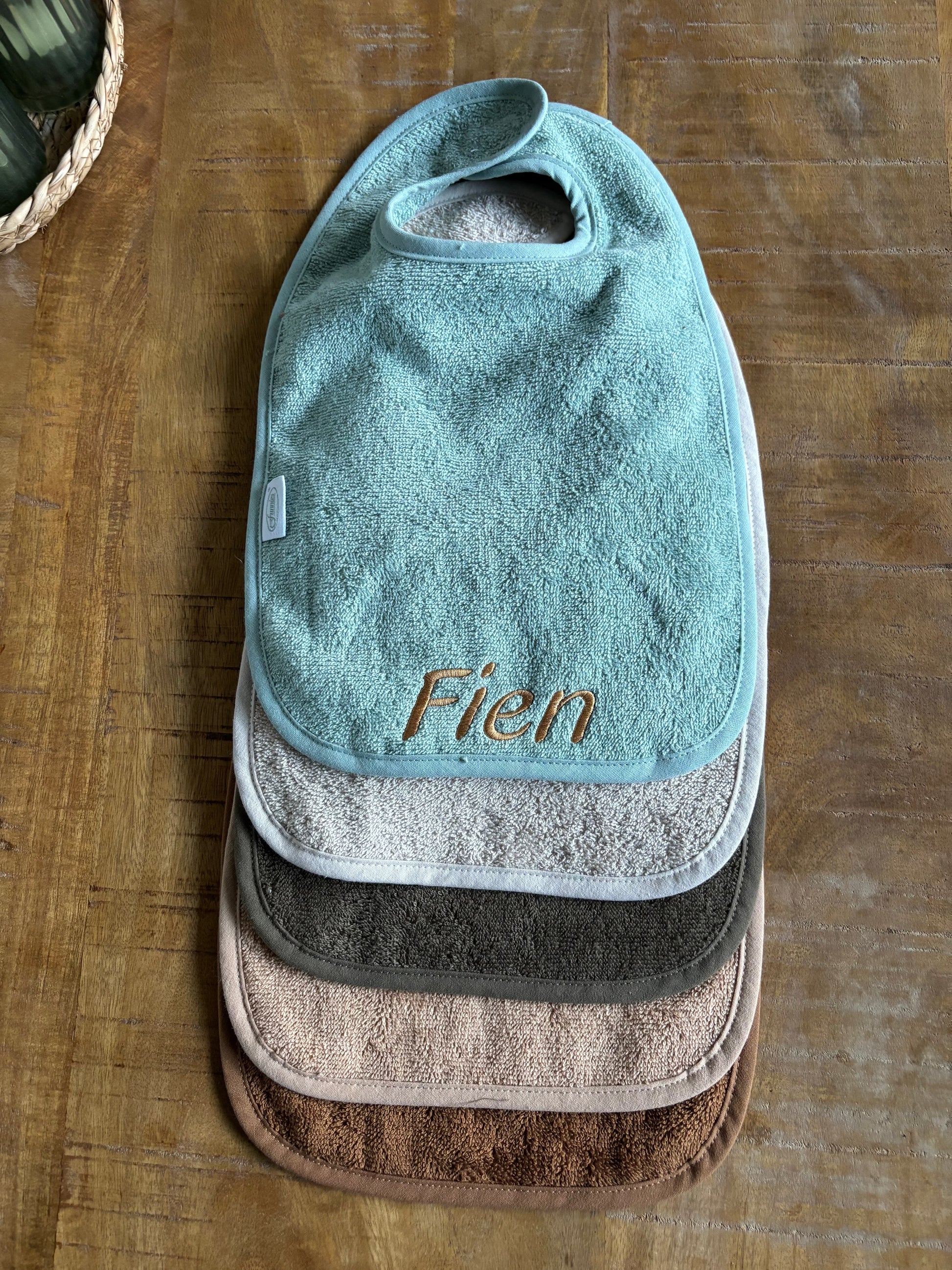 Luxe geborduurde baby slab – personaliseerbaar met naam ByMVcrafts