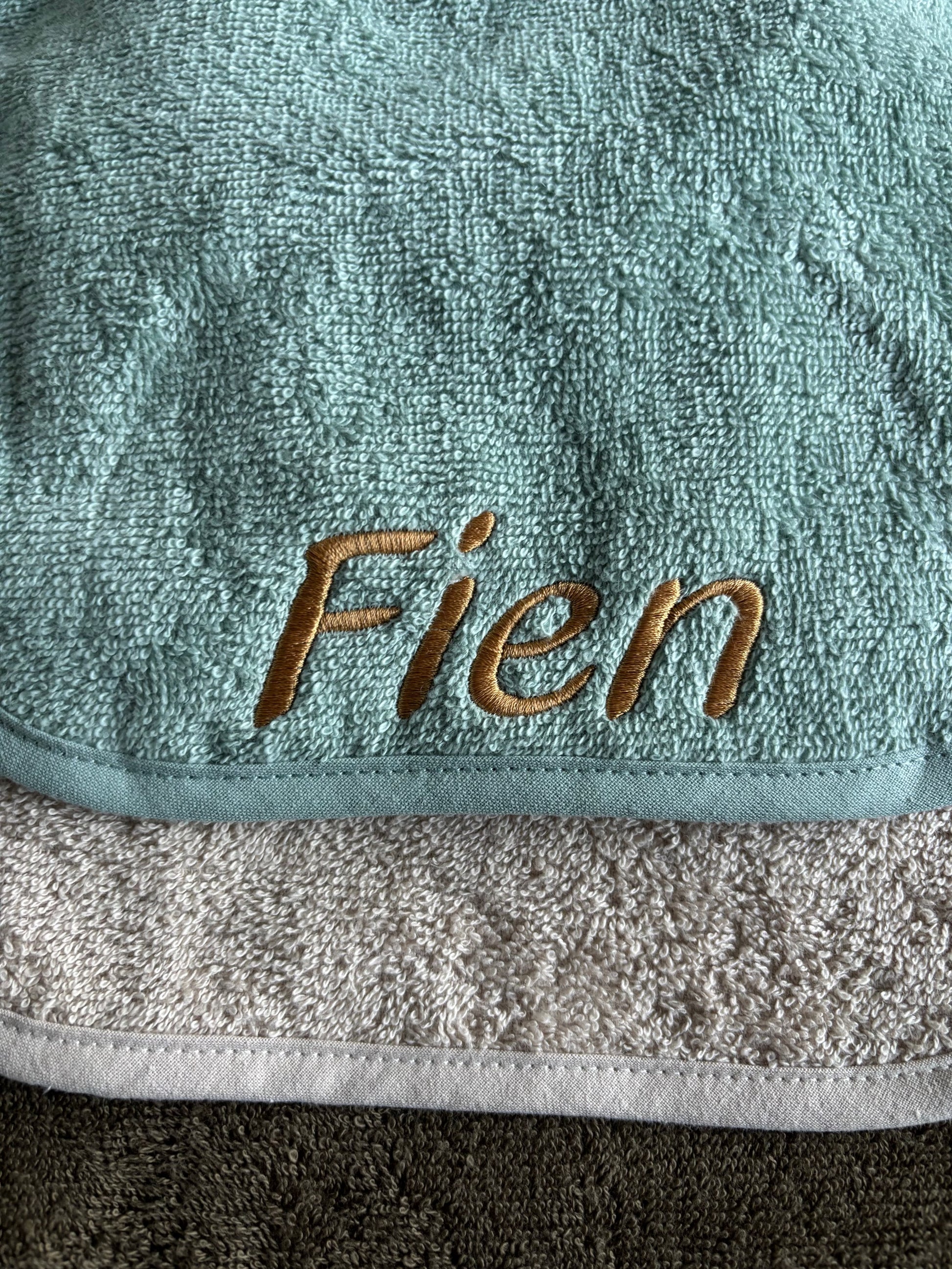 Luxe geborduurde baby slab – personaliseerbaar met naam ByMVcrafts